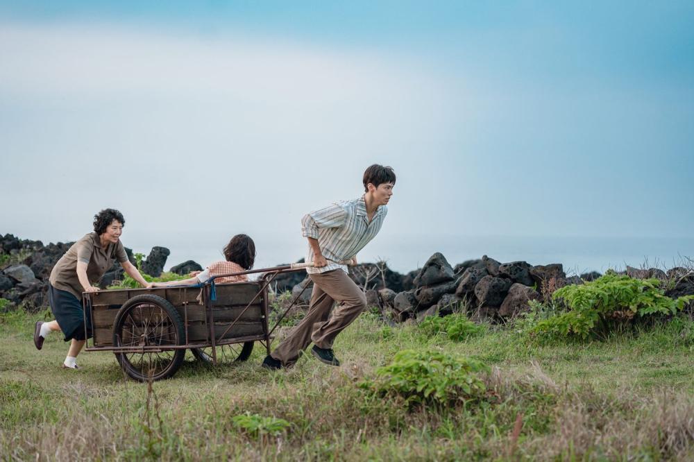 Netflix韓劇《苦盡柑來遇見你》IU、朴寶劍在濟州島