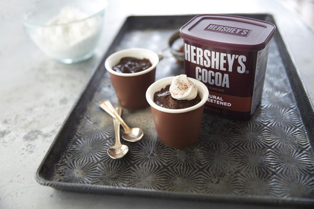 HERSHEY'S 好時與精選品牌合作，推出使用 HERSHEY'S 好時的黑金派對主題商品