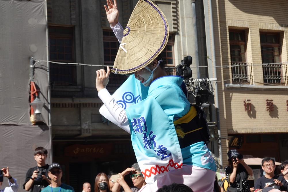 台灣阿波舞團體「開新連」除了現場表演，也在現場帶領貴賓體驗慶典氣氛強烈的日本傳統盆舞