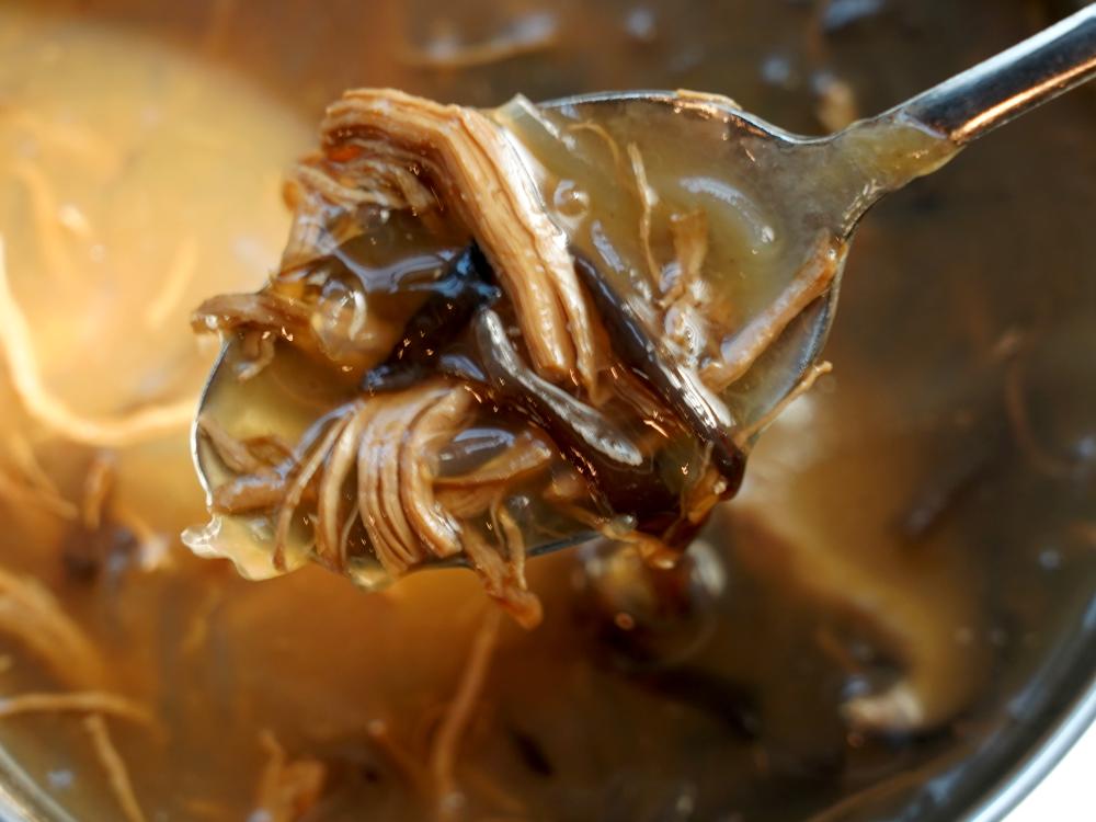 雞絲和木耳煮成的羹湯