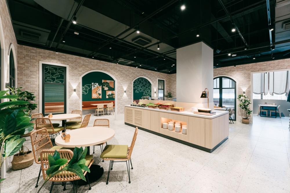 TOK牛排屋餐廳店內以綠色白色為主布置