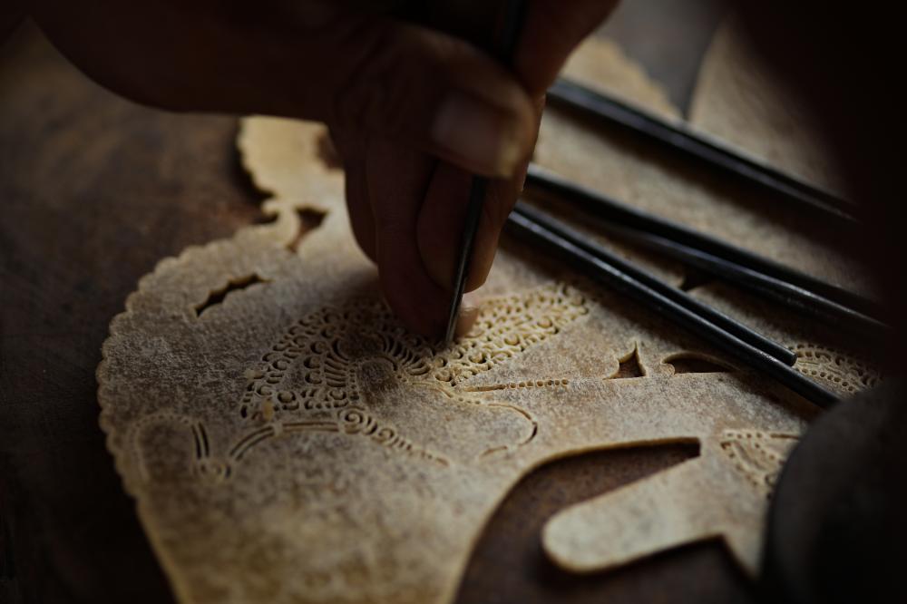 皮影的彩繪雕刻製作