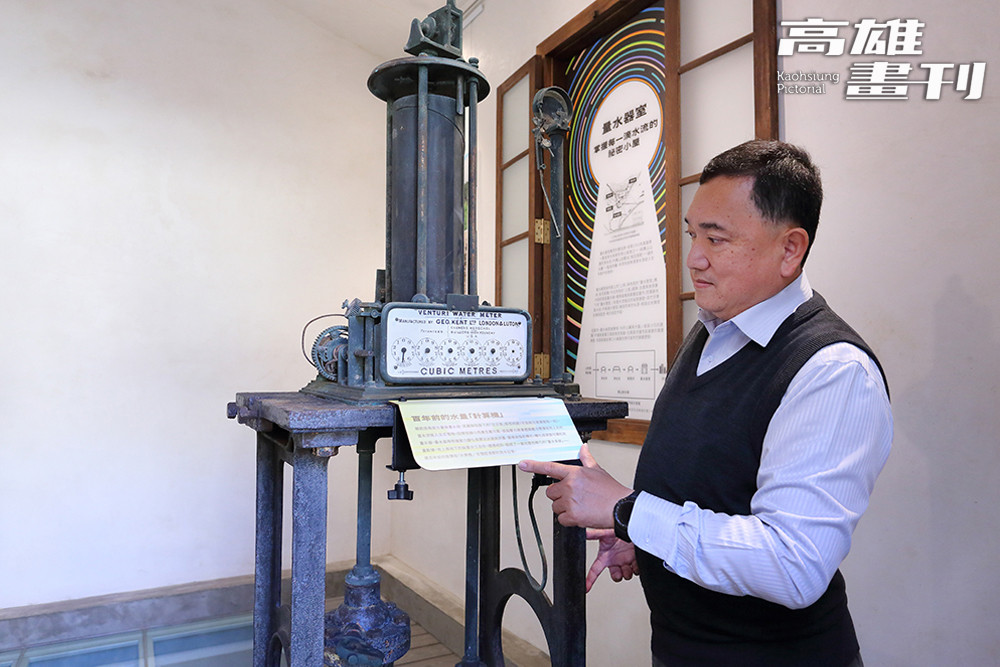 臺灣自來水公司第七區管理處副處長蔡侑霖介紹古董級的「文氏量水器」，說明早期量水原理。