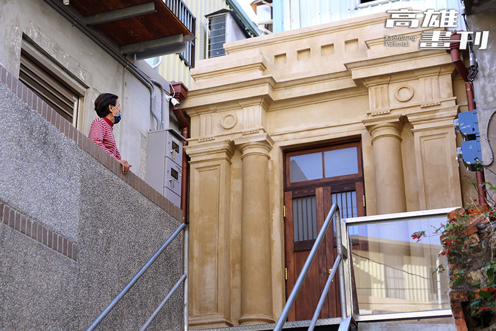 門前兩側緊鄰民宅，許阿姨家與量水器室比鄰而居。