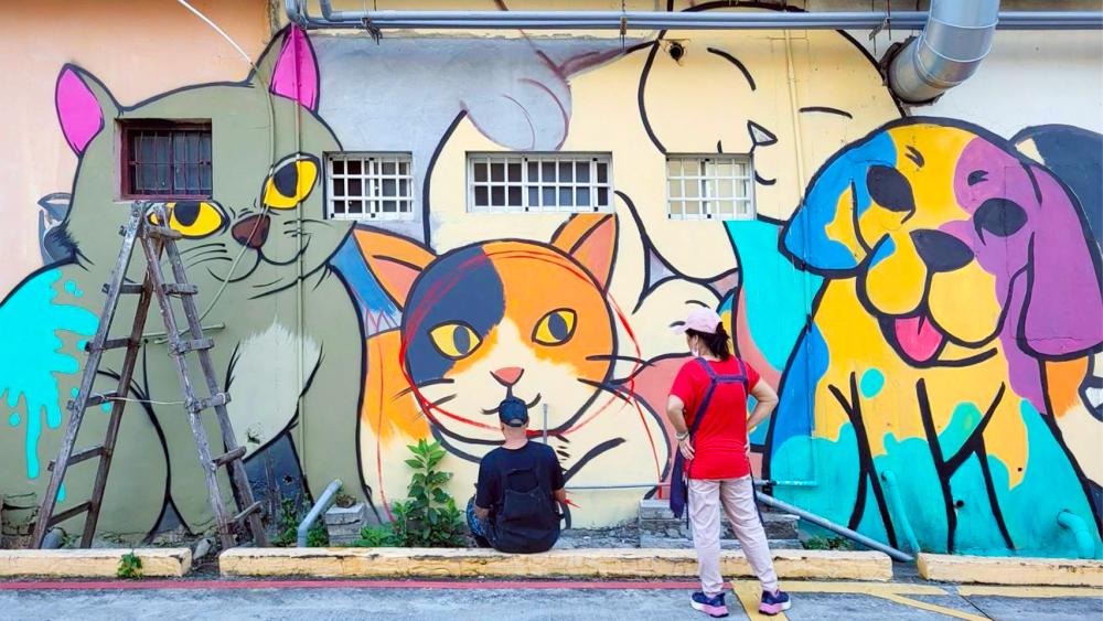 畫家繪製過程中經常有甲仙居民來關心，街角一隅成為溫暖人情風景。