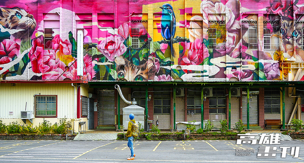 《花開貓富貴》結合貓IP與客家文化意象，打造甲仙具代表性的文化地標。橙紅與粉紫之間，穿梭著貓咪與小鳥