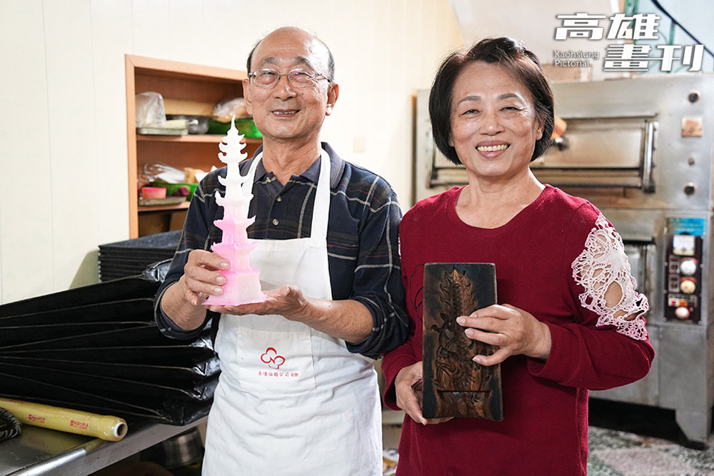 田雲程(左)是客庄九鄉唯一保留糖塔技藝的師傅。
