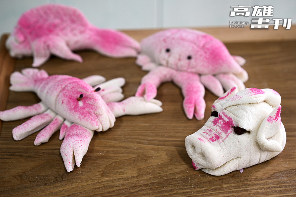 在田師傅巧手下，鳳片糕可以是牲禮，也能變成栩栩如生的龍蝦和螃蟹。