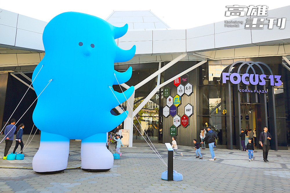 FOCUS 13的IP「浪子」矗立在門口與來往的人們打招呼。