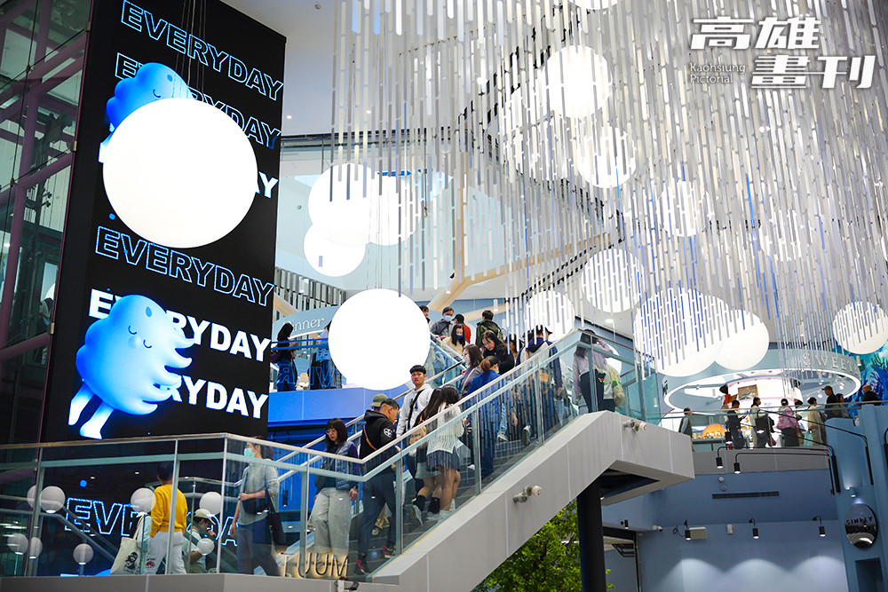 館內以鯨魚噴水意象設計，綻放白色垂墜亮片，讓人驚艷不已，商場聚集超過40個文創品牌，逛起來超過癮。