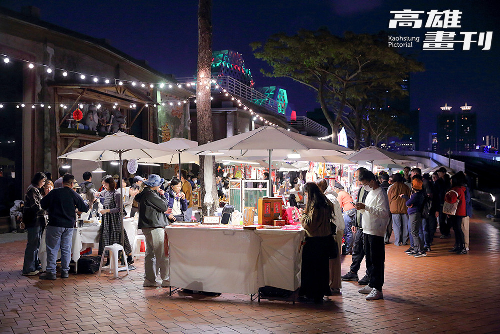 吃飽喝足，搭著輕軌來到大義倉庫站逛市集，感受充沛的街頭活力。