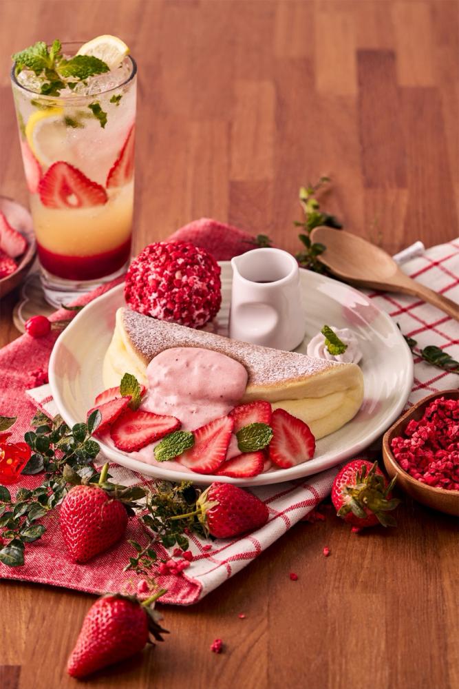 Woosa初春「甜心草莓冰淇淋鬆餅」全台限量甜蜜推出 2/9(一)起獨家販售療癒系生活周邊品，融化你