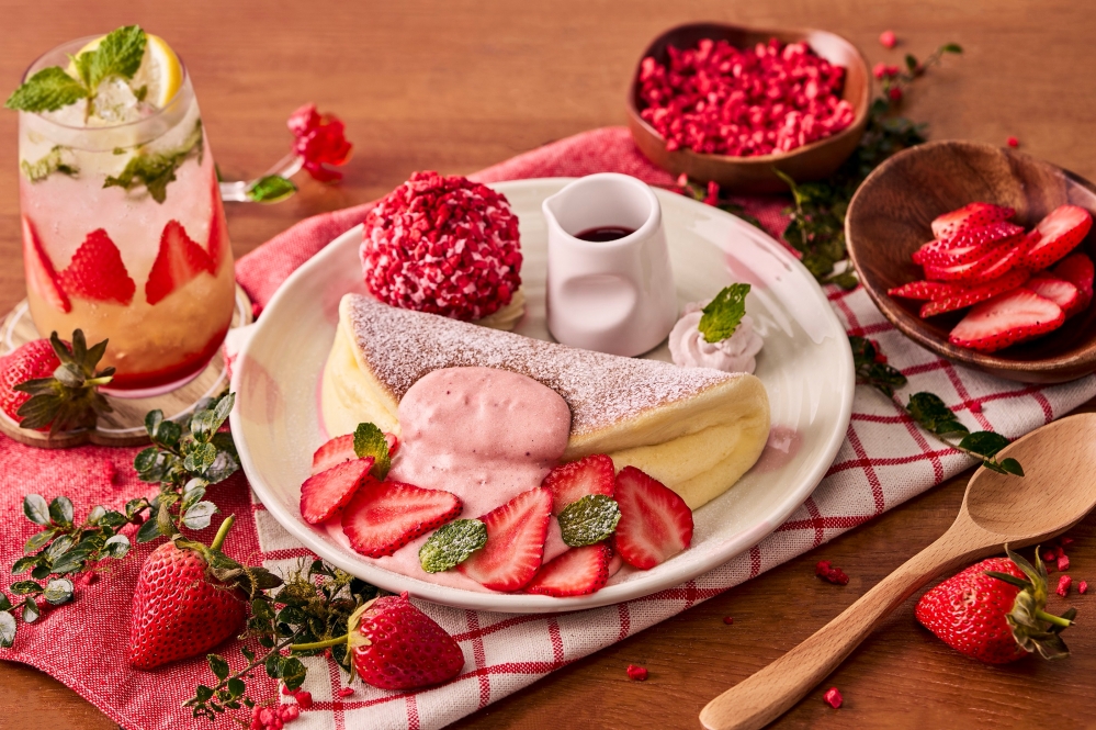 Woosa初春「甜心草莓冰淇淋鬆餅」全台限量甜蜜推出 2/9(一)起獨家販售療癒系生活周邊品，融化你