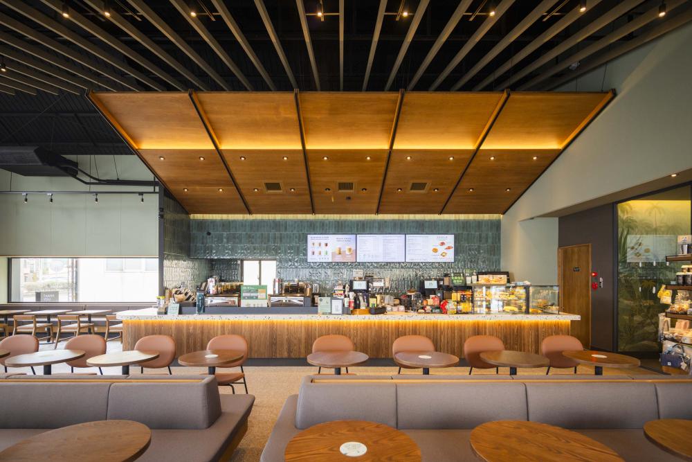 室內設計取材自農舍意象，以斜屋頂天花作為空間亮點，結合層次細膩的燈光設計，突顯吧台區域的視覺焦點。