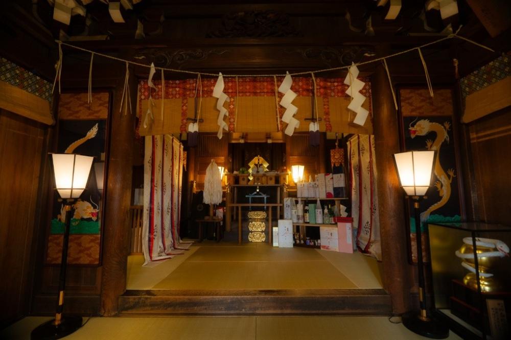 小網神社主祭神為倉稻魂神（稻荷大神）與市杵島比賣神（弁財天），此外亦供奉日本橋七福神之一的福祿壽神。