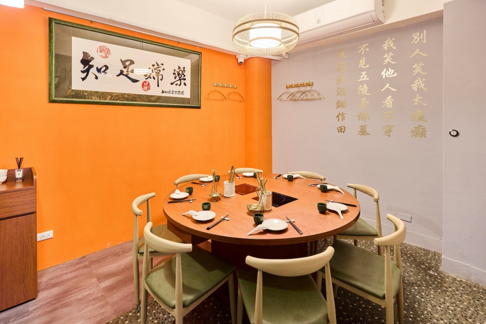 台北火鍋界新話題！如嬌餐飲打造香江火鍋新力作「如嫦 卜卜蜆．港式雞煲」
