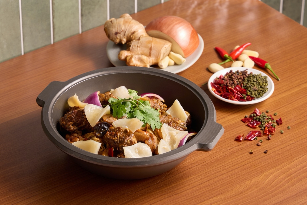 台北火鍋界新話題！如嬌餐飲打造香江火鍋新力作「如嫦 卜卜蜆．港式雞煲」