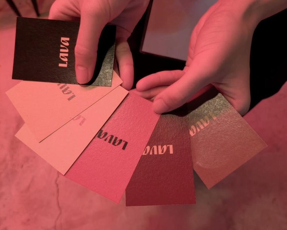 現場可藉由卡牌遊戲降低尷尬，輕鬆開啟話題。