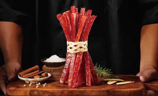 黑橋牌條子肉乾以職人製程打造，成為春節出遊隨手可得、走到哪都能品嚐的年味零嘴。