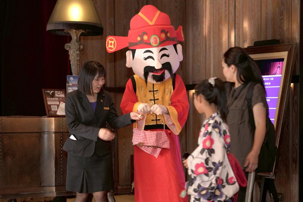 君品酒店於除夕至初五邀請財神爺現身館內，於餐期間走訪餐廳向賓客拜年，傳遞新春祝福。