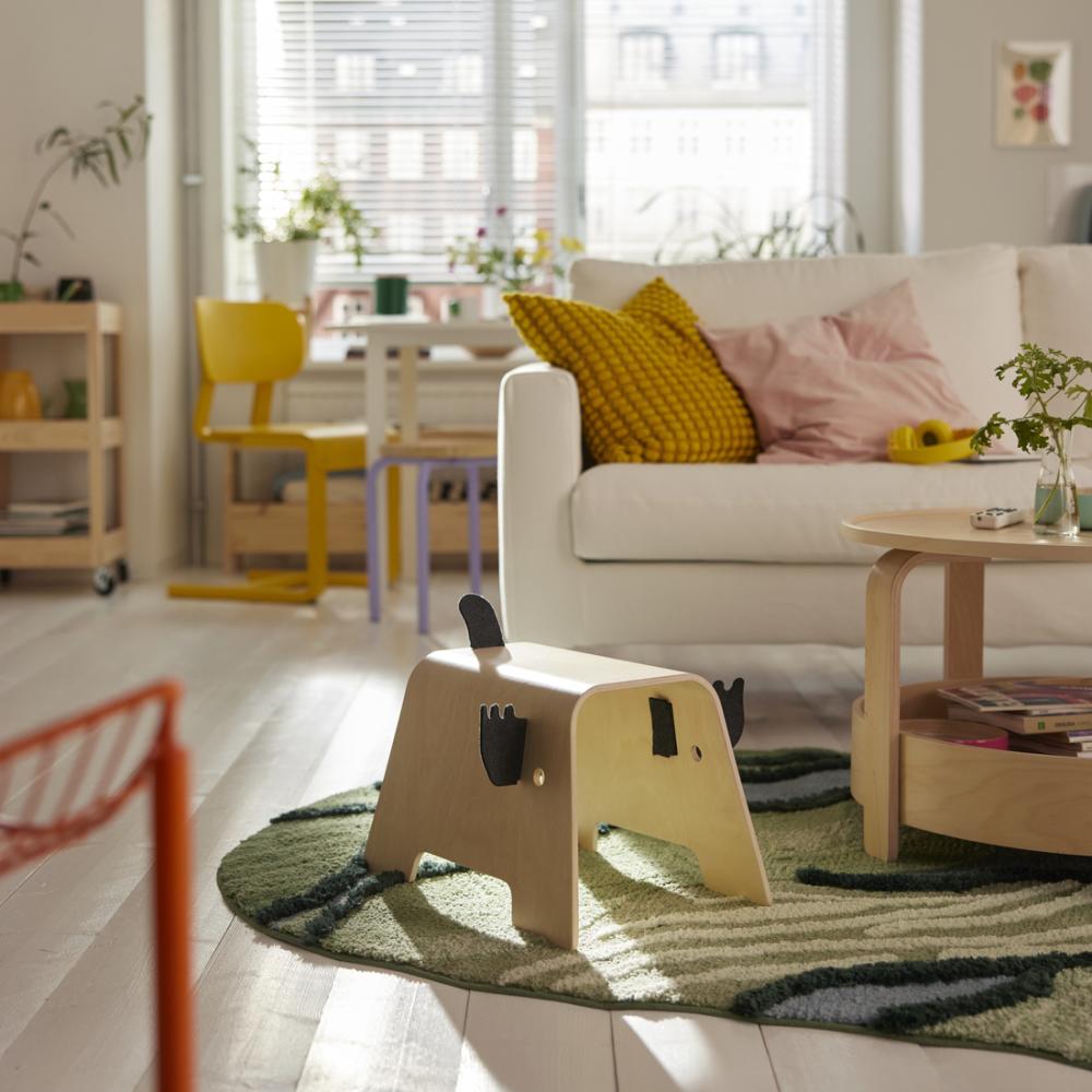 圖五：GREJSIMOJS駝鹿椅凳，以駝鹿為造型靈感，俏皮的鹿角與尾巴可隨意拆下換位置，玩出不同的模