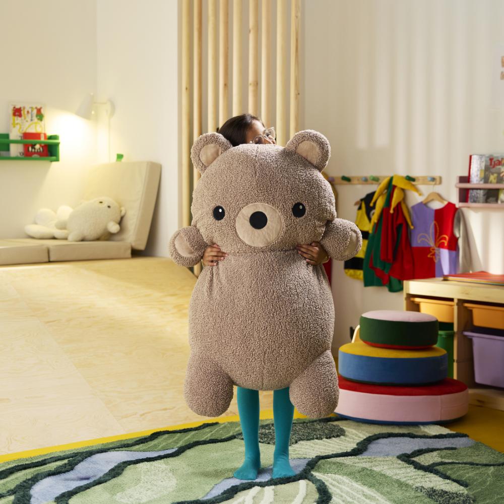 圖十一：讓人想抱緊處理的GREJSIMOJS 熊造型填充玩具，擁有100公分的大尺寸身形，毛茸茸的觸