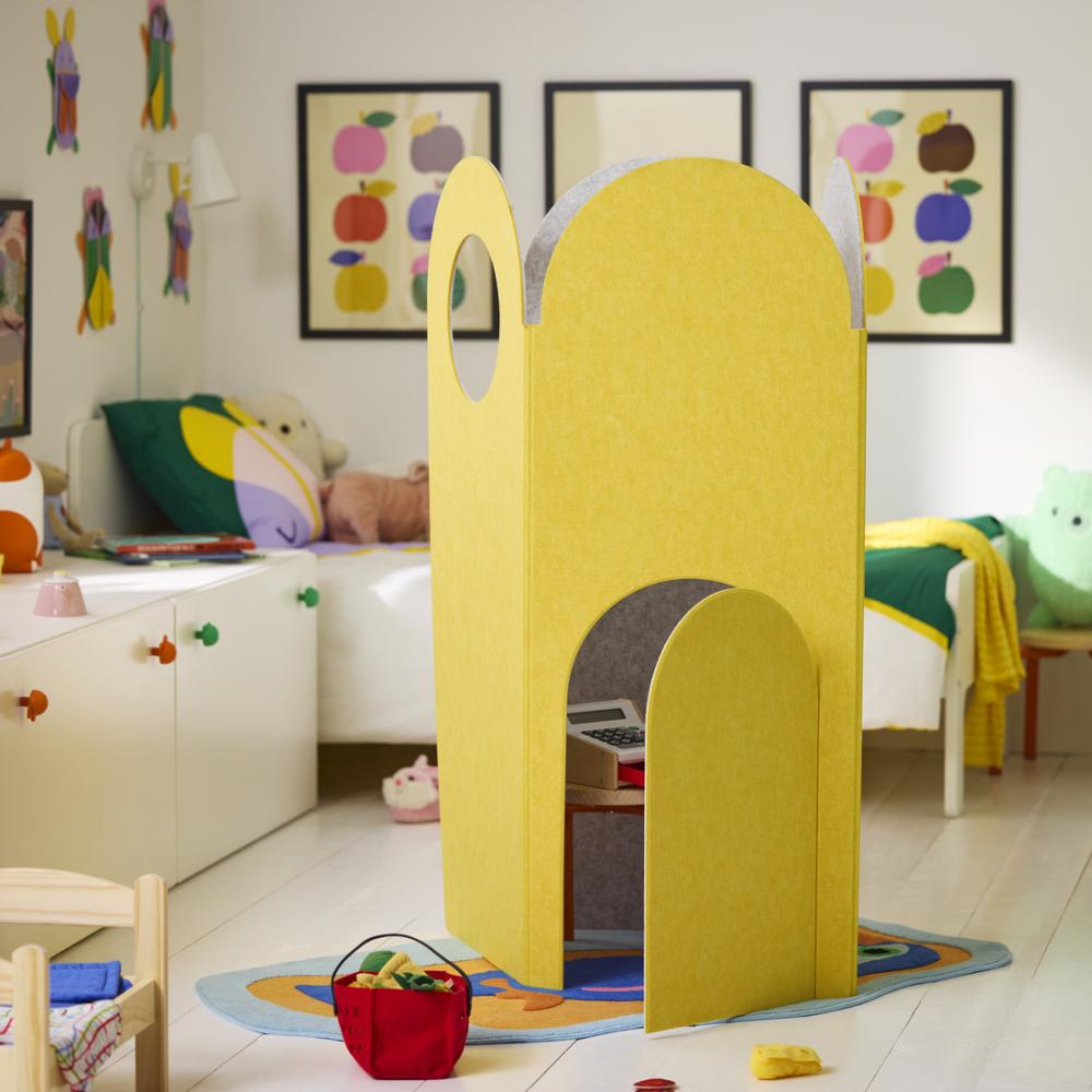 圖十三：鮮黃色的GREJSIMOJS間隔屏風，以耐用毛氈布製成，門片、洞孔搭配可折疊設計使用更靈活，