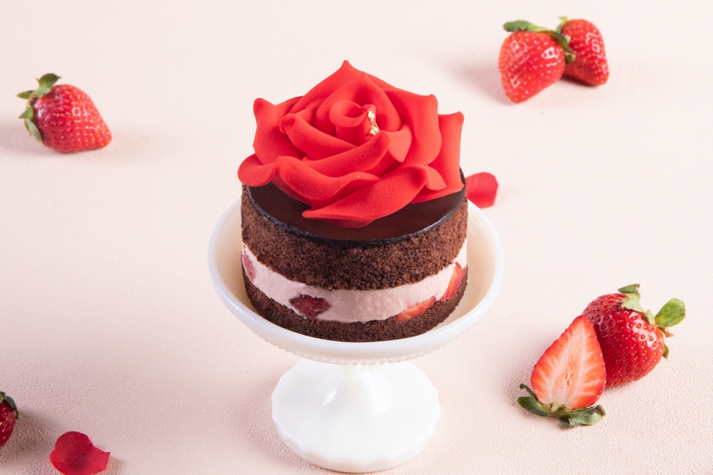 情人節最強草莓甜點推薦！超華麗BAC「莓瑰戀人」手工造型蛋糕、草莓生巧克力禮盒限時夢幻聯合登場