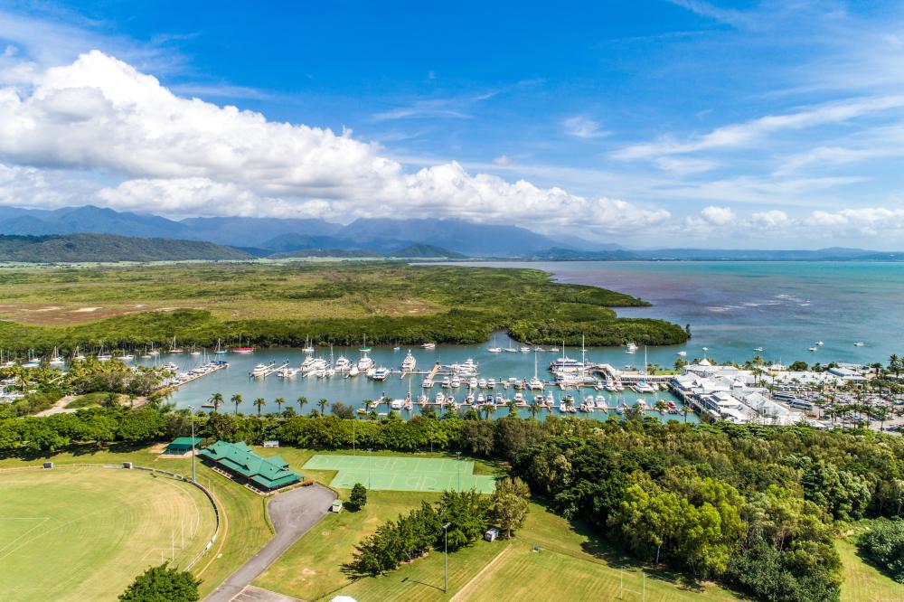 澳洲「道格拉斯港」結合自然冒險與休閒人文的熱帶度假勝地，提供從海洋雨林探索到精緻海濱生活的多元體驗。