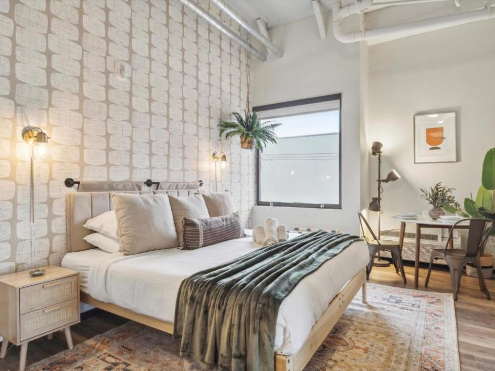 「Large 3BR Apts & Studios」憑藉其便利的交通與豐富的休閒空間，為旅人提供兼具