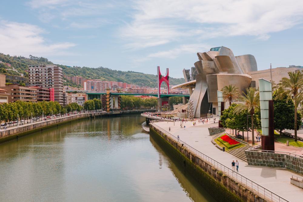 西班牙「畢爾包」已從工業重鎮成功轉型，成為一座集前衛建築、豐富美食與自然景觀於一身的活力文化之都。