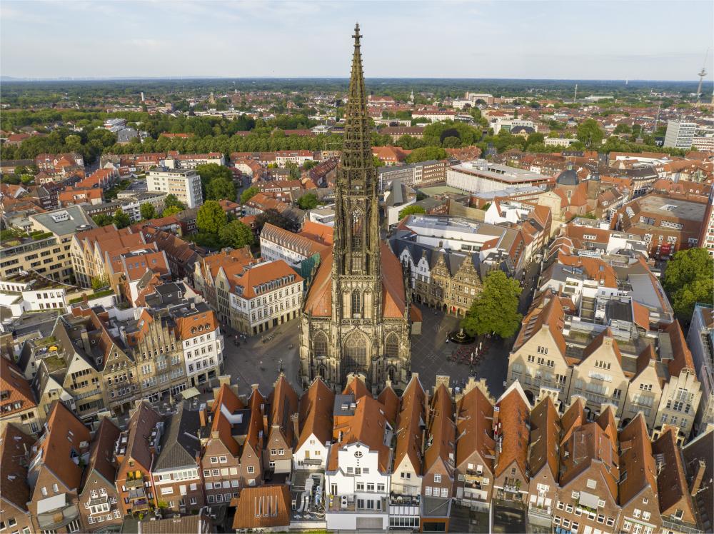 德國「明斯特」是一座融合千年歷史底蘊與大學城活力的城市，透過哥德式建築、完善的單車綠帶與悠閒的咖啡文