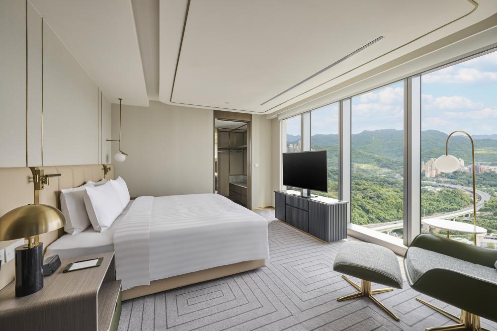 「台北漢來大飯店」以摩登簡約設計搭配大面窗景，讓山景與都會天際線同框，適合週末小度假也適合商務出差。