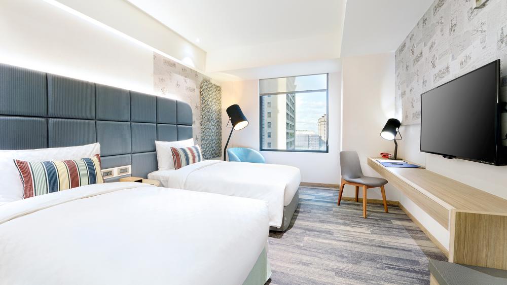 「趣淘漫旅」就坐落在板橋市中心的新板特區，旅宿以年輕感的設計語彙打造探索氛圍。