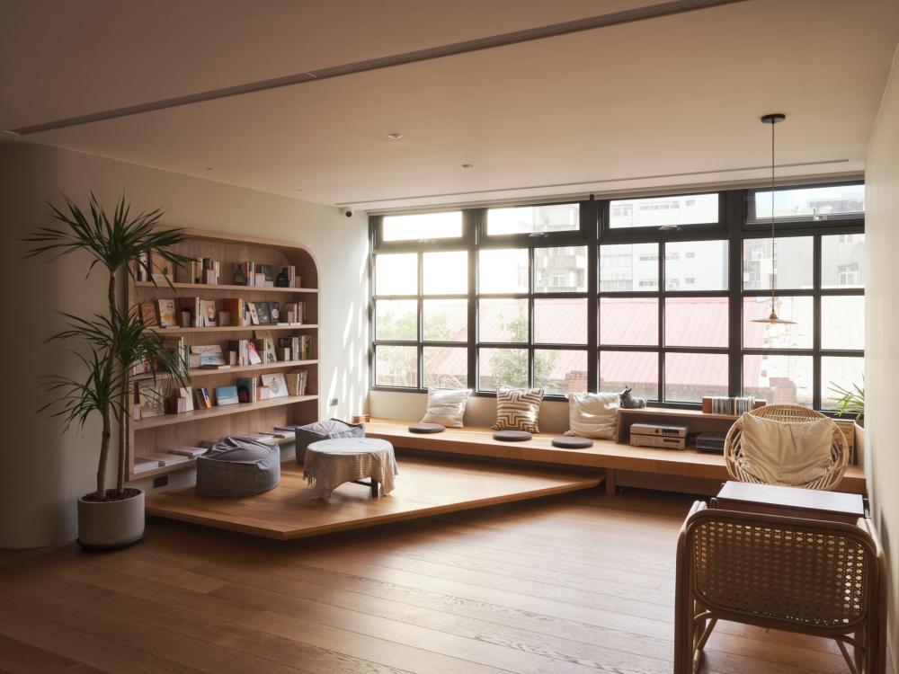 從泰雅族山稜古道、南寮漁港海邊、北埔溪澗，到九降風吹拂的稻田與竹塹城街，把地方風土收進住宿體驗裡。