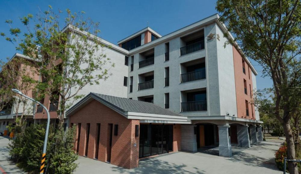 在觀景台「綉溪之眼」與「星空露臺」把歷史、溪河、林木收進視野裡，日落時感受赭紅金黃的光影變化；從白天