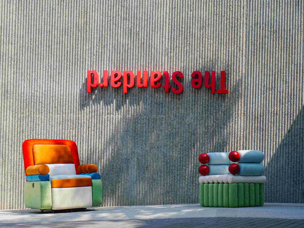 圖說：「The Puffiction」系列於華欣The Standard 酒店戶外空間亮相，以跳躍色