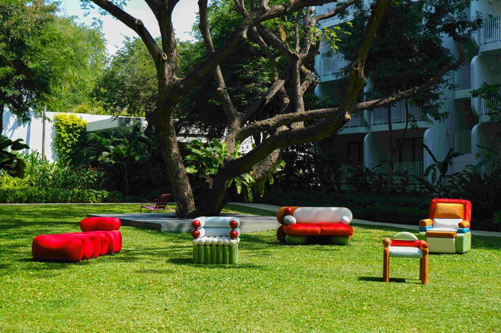 圖說：多件「The Puffiction」作品於綠意草地上錯落擺放，營造沉浸式戶外設計體驗。