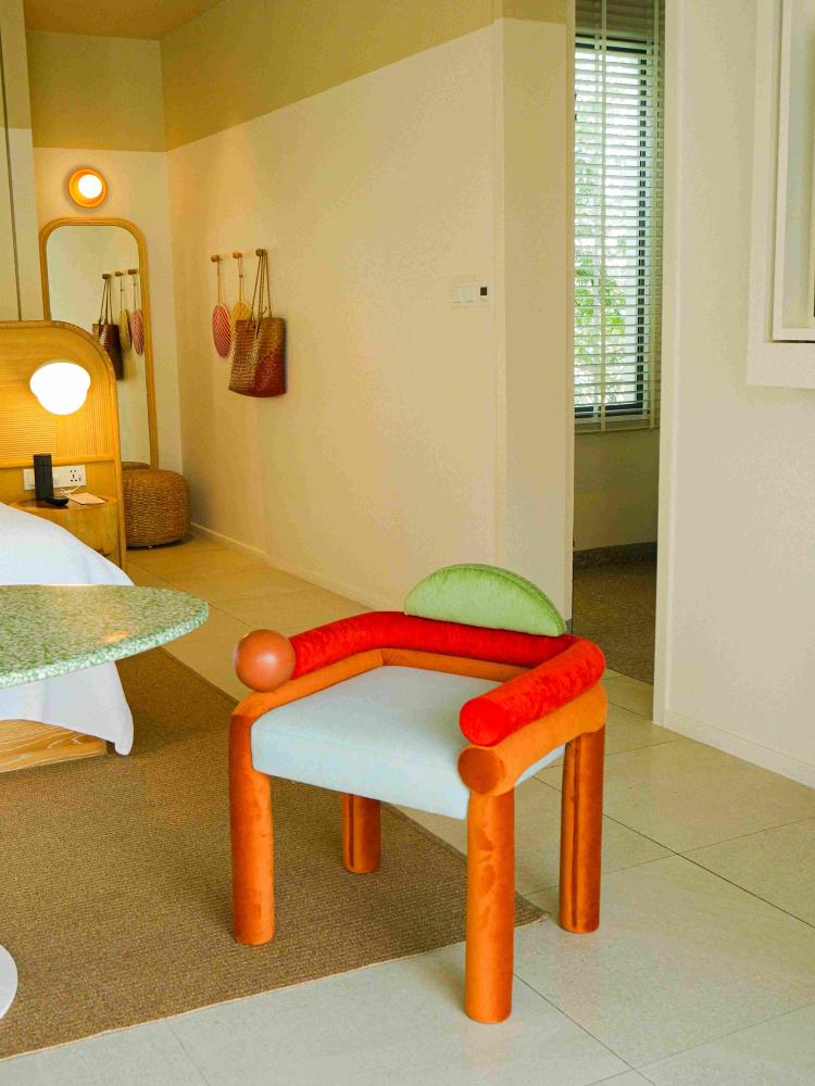 圖說：設計單椅進駐客房空間，讓藝術語彙自然融入日常起居場景。