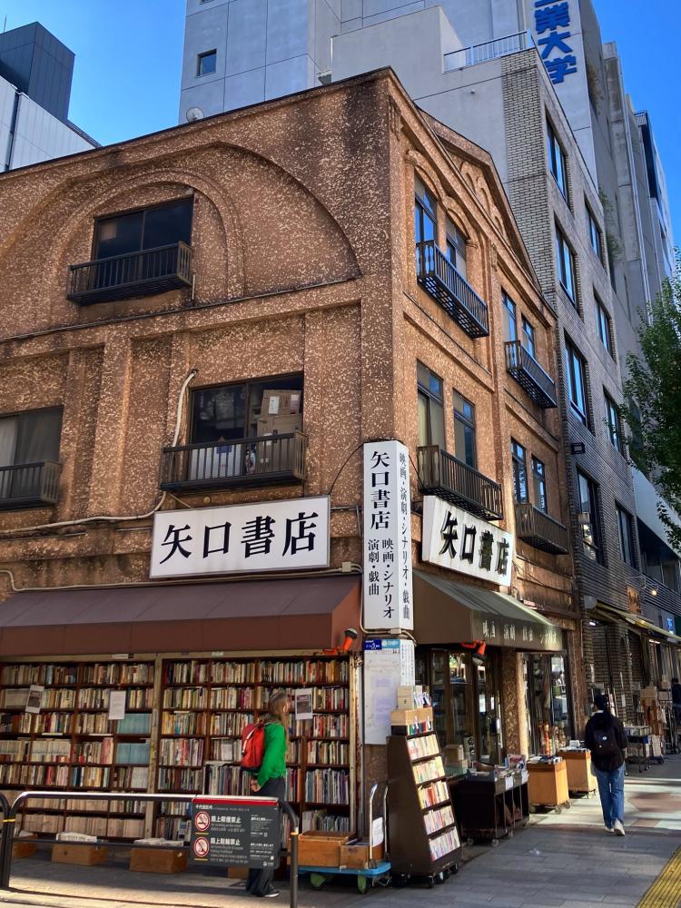 圖2：矢口書店的店鋪外觀，保留昭和時期的風格，不少書迷與國際知名人士慕名而來。神保町古書店的現存建築