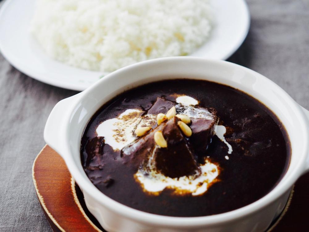 圖5：牛舌咖哩。牛舌歷經四小時以上細火慢燉，口感柔嫩、入口即化，濃郁肉香為咖哩醬汁增添圓潤深度。融合