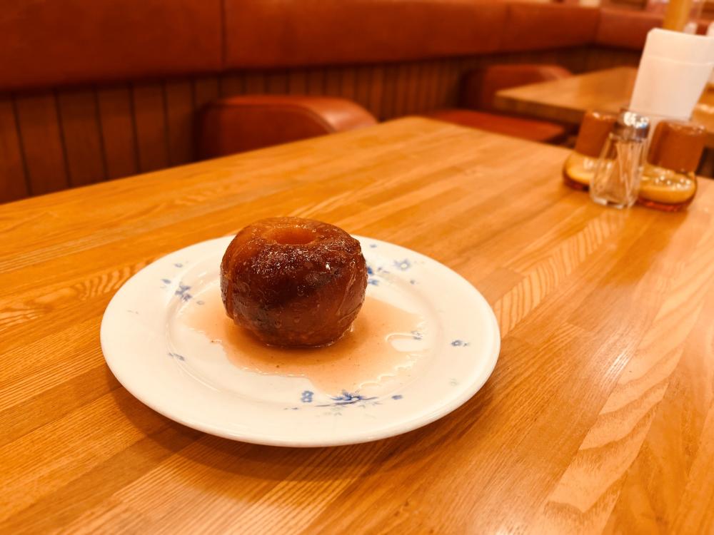 圖6：每年10月到次年5月上旬，提供冬季限定的烤蘋果。整顆蘋果細心烘烤至熟成，佐以生鮮奶油享用。僅於