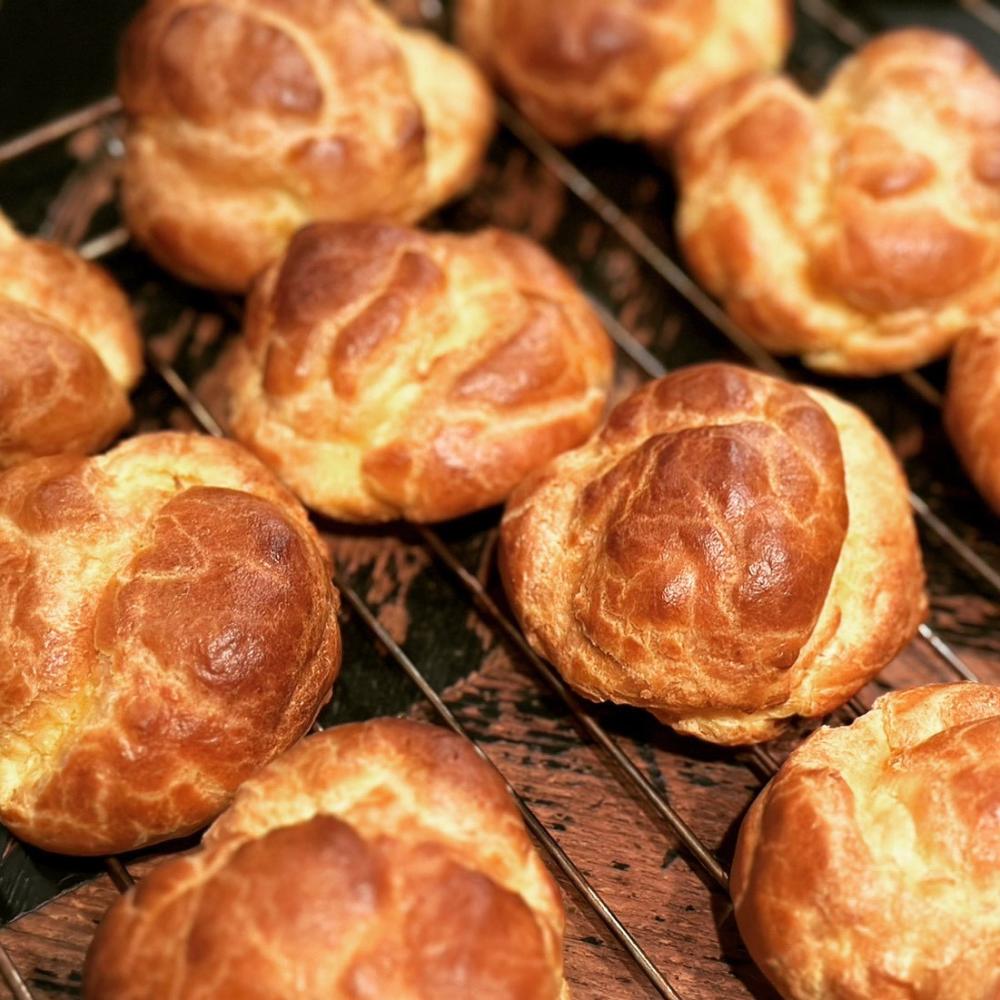 圖10：店內提供戚風蛋糕與嚴選食材所製的泡芙，現場手作烘焙，細緻香軟，風味獨特。©ギャラリー珈琲店 