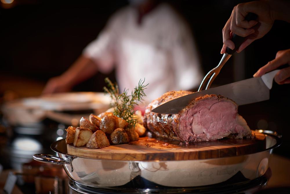 彩匯自助餐廳招牌「現切爐烤美國極黑和牛」，經低溫爐烤鎖住豐盈肉汁，呈現外皮焦香、肉質粉嫩的完美色澤，