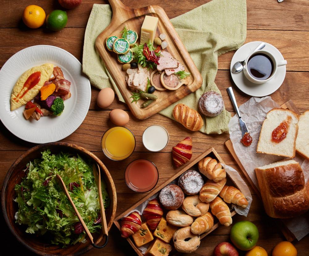彩匯自助餐廳早餐匯集多樣化的中、西、日式美饌，更由印度師傅坐鎮提供現做窯烤烤餅，開啟元氣早晨。圖/台