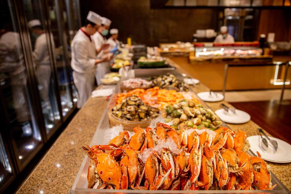 彩匯自助餐廳提供蟹、白蝦等海鮮，讓賓客盡情大啖新鮮海味。圖/台北美福大飯店提供
