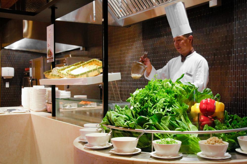 彩匯自助餐廳代表性菜色「美福牛肉麵」，以濃郁甘醇湯頭搭配嚴選鮮牛，還可依喜好自行搭配小農鮮蔬，打造專