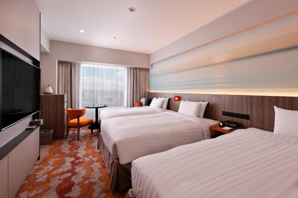 「Miyako Hotel Yokkaichi」位於交通樞紐且樓層極高，讓旅人能隨時將伊勢灣山海景致