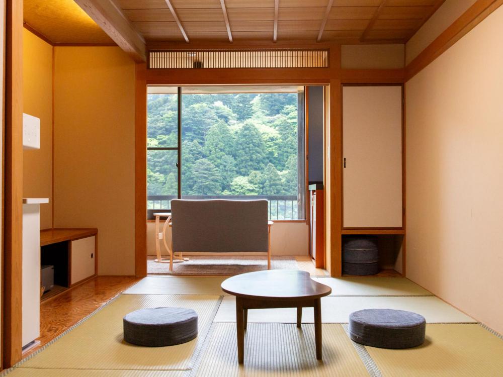 鈴鹿之森庭園以早春限定的垂梅粉紅花浪聞名，夜間燈光秀更營造出如夢似幻的氛圍，是漫步與攝影的詩意秘境。