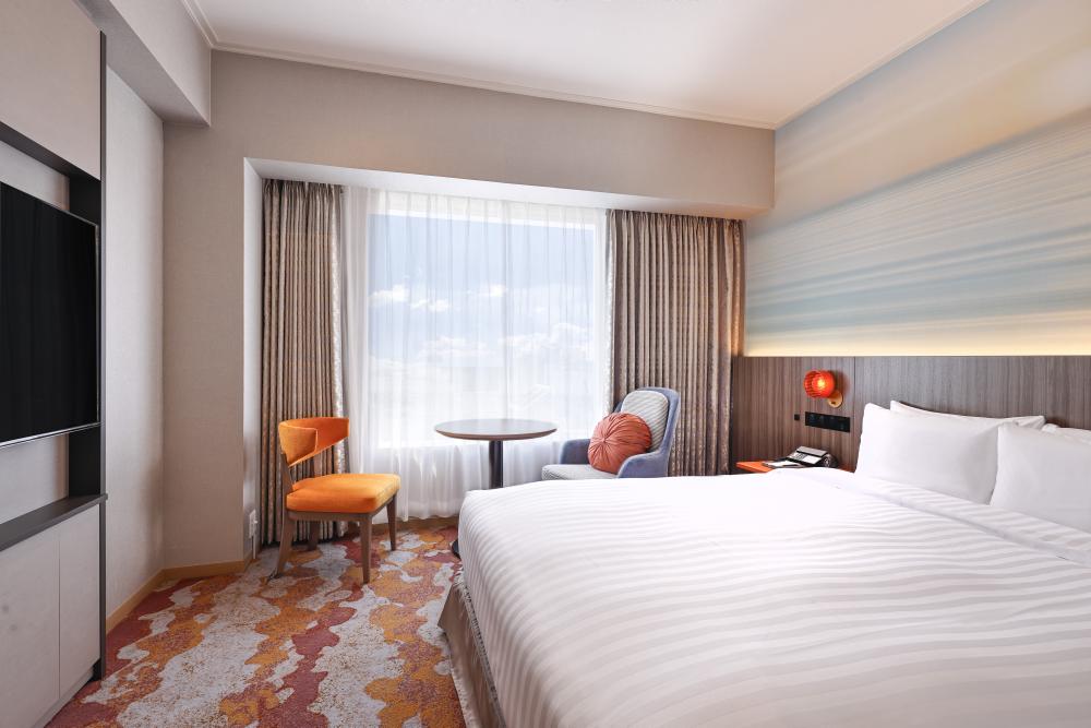 「Miyako Hotel Yokkaichi」位於交通樞紐且樓層極高，讓旅人能隨時將伊勢灣山海景致